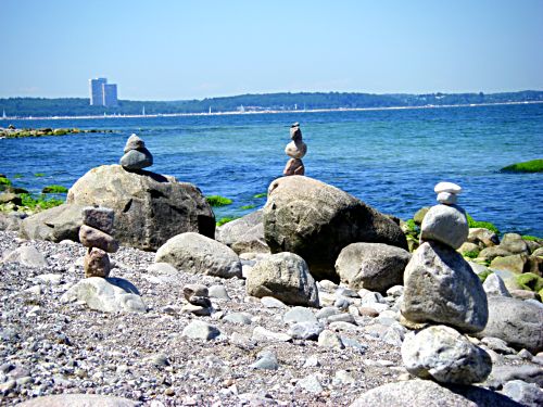 Brodtener Ufer Steine gestapelt am Strand