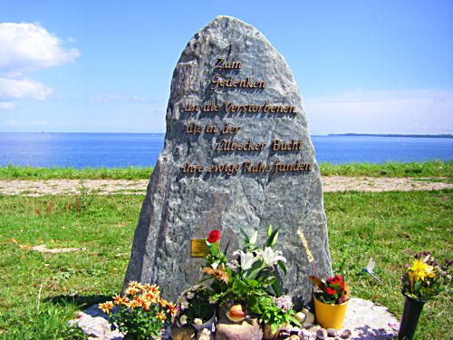 Gedenkstein der Seebestattung am Brodtener Ufer
